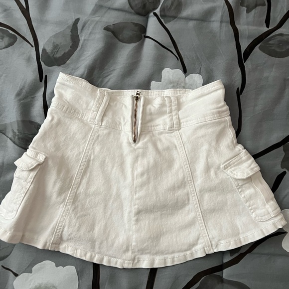White Low Waist Mini Cargo Skirt - Picture 2 of 4
